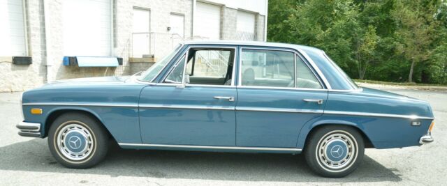 Mercedes-Benz 200-Series 1971 image number 1