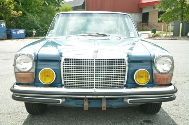 Mercedes-Benz 200-Series 1971 image number 2