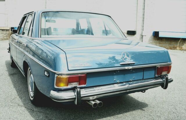 Mercedes-Benz 200-Series 1971 image number 27