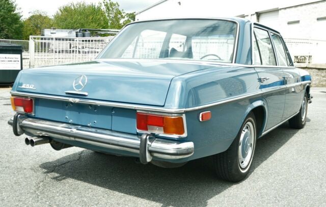 Mercedes-Benz 200-Series 1971 image number 28