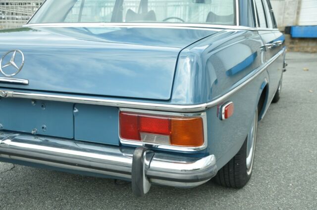 Mercedes-Benz 200-Series 1971 image number 29