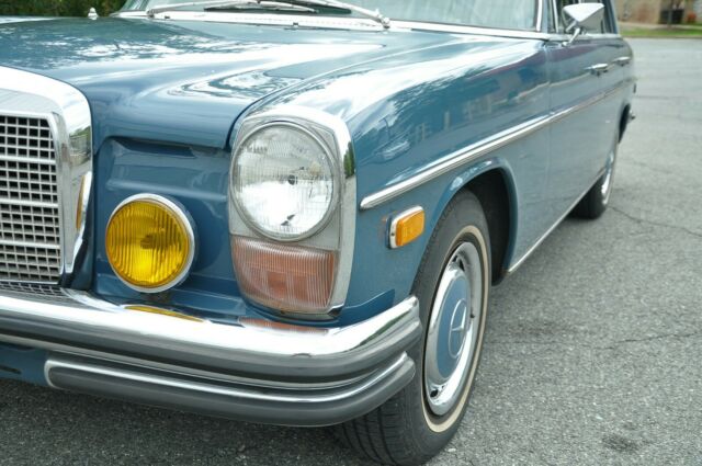 Mercedes-Benz 200-Series 1971 image number 31