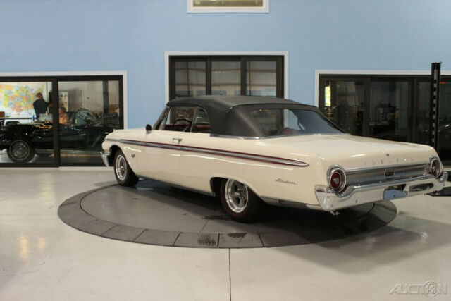 Ford Galaxie 1962 image number 2