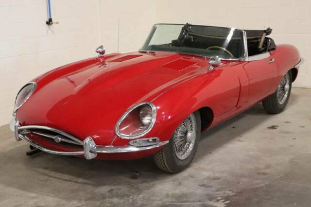 Jaguar E-Type 1964 image number 1