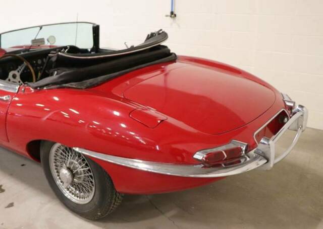 Jaguar E-Type 1964 image number 24