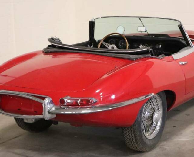 Jaguar E-Type 1964 image number 25