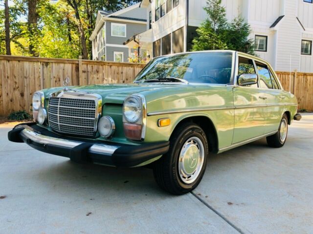 Mercedes-Benz 200-Series 1975 image number 0