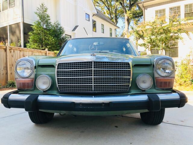 Mercedes-Benz 200-Series 1975 image number 1