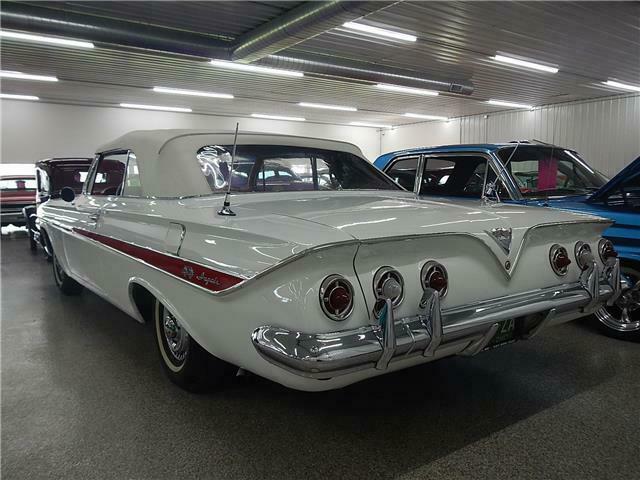 Chevrolet Impala 1961 image number 13