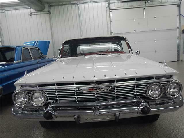 Chevrolet Impala 1961 image number 25