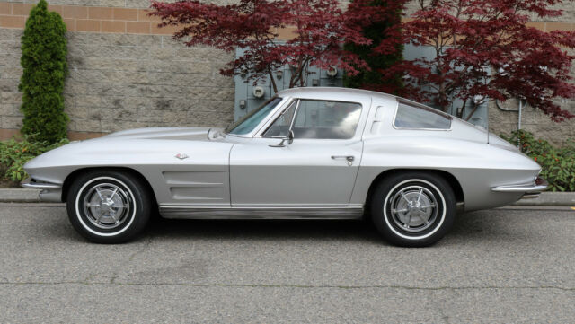 Chevrolet Corvette 1963 image number 28