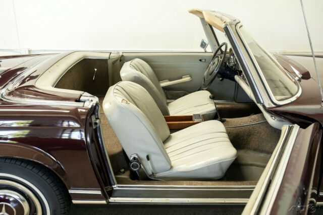 Mercedes-Benz SL-Class 1968 image number 33