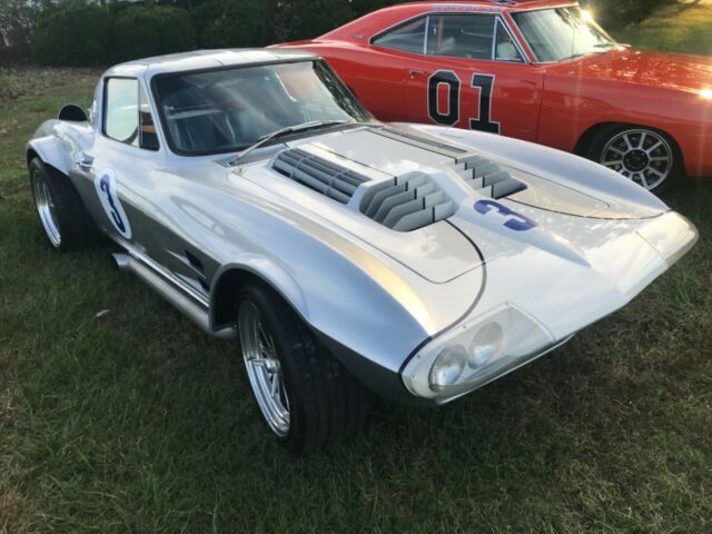 Chevrolet Corvette 1963 image number 31