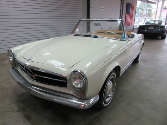 Mercedes-Benz 200-Series 1966 image number 21