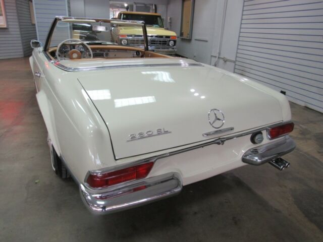 Mercedes-Benz 200-Series 1966 image number 29