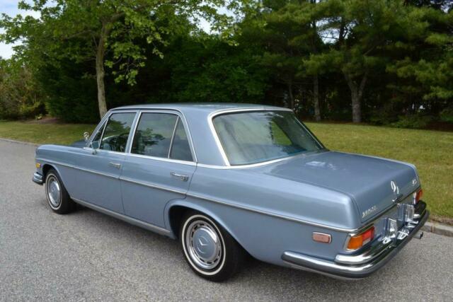 Mercedes-Benz 200-Series 1972 image number 31