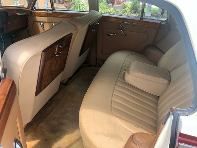 Rolls-Royce Silver Cloud 1957 image number 17