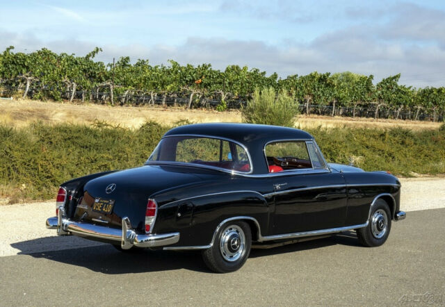 Mercedes-Benz 200-Series 1960 image number 4