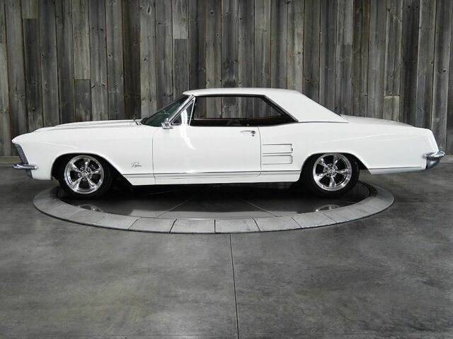 Buick Riviera 1963 image number 1