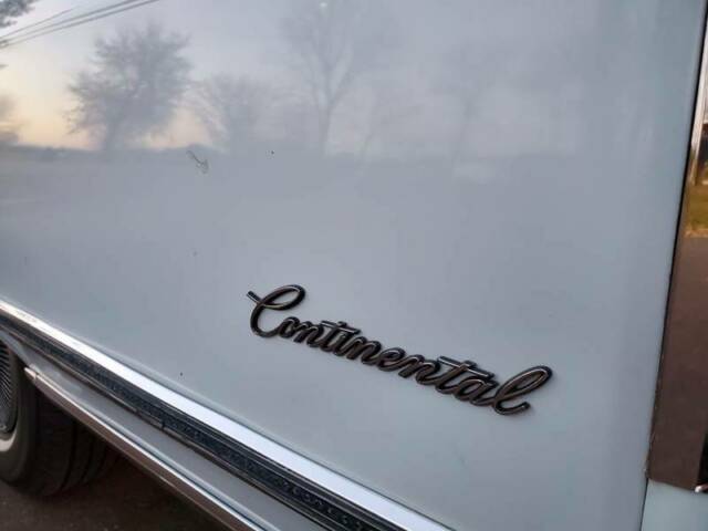 Lincoln Continental 1975 image number 22