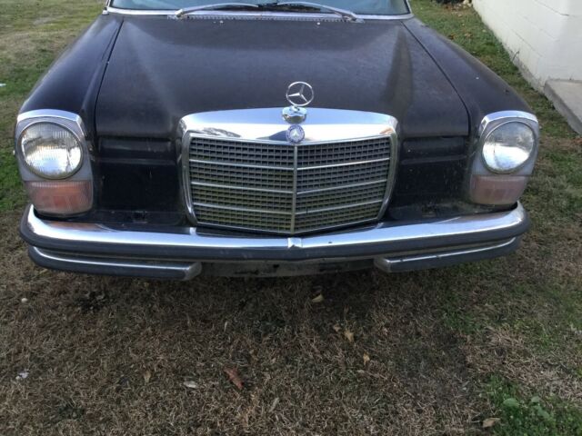 Mercedes-Benz 200-Series 1971 image number 1