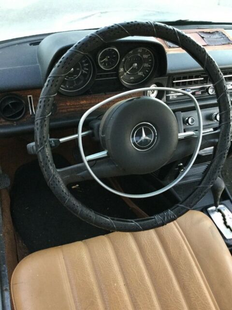 Mercedes-Benz 200-Series 1971 image number 38