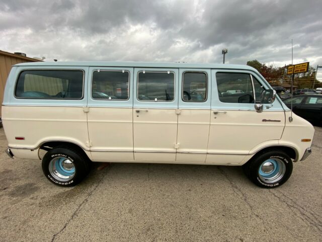 Dodge B200 Van 1977 image number 1