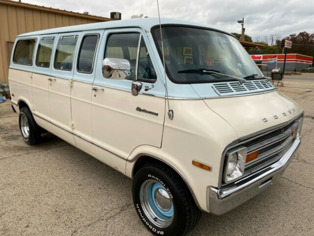 Dodge B200 Van 1977 image number 33