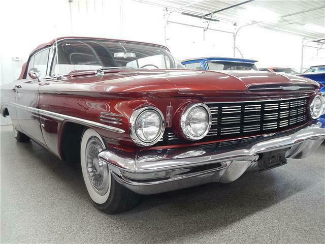 Oldsmobile Ninety-Eight 1960 image number 2