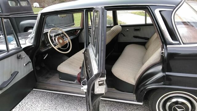 Mercedes-Benz 200-Series 1964 image number 21