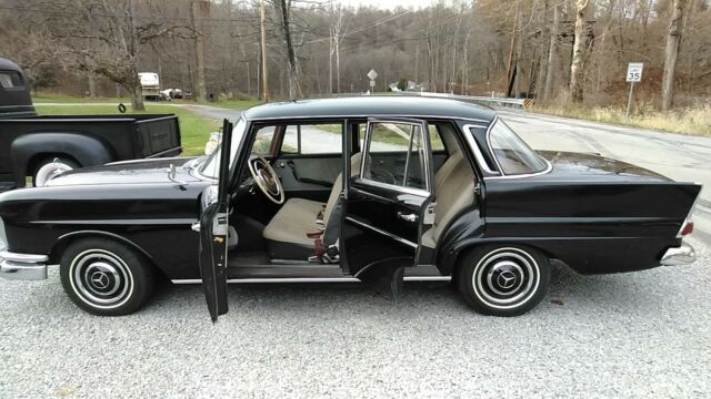 Mercedes-Benz 200-Series 1964 image number 22