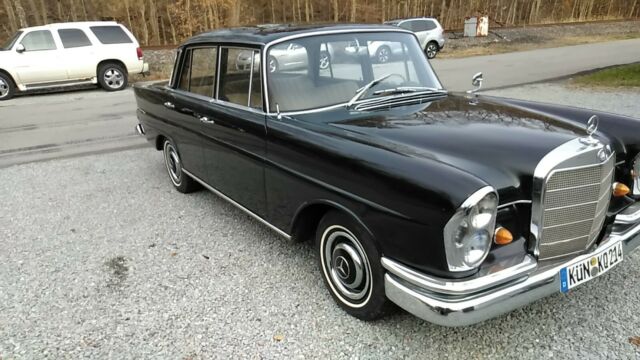 Mercedes-Benz 200-Series 1964 image number 7