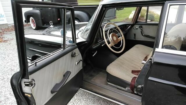 Mercedes-Benz 200-Series 1964 image number 16