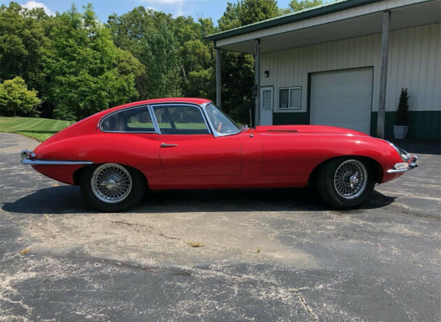 Jaguar E-Type 1967 image number 11