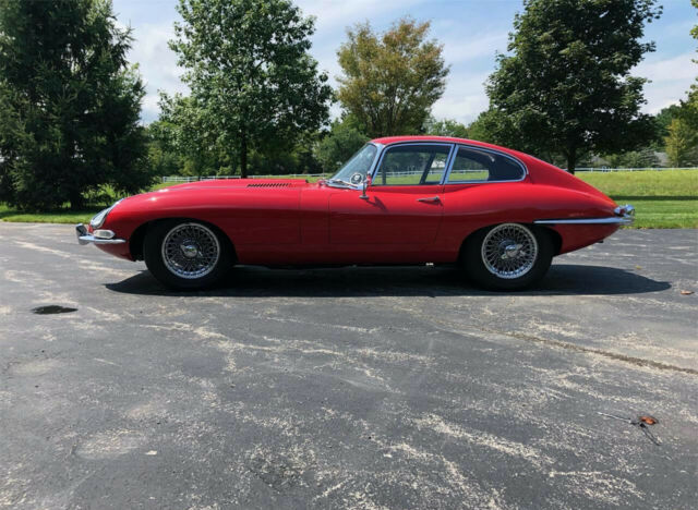 Jaguar E-Type 1967 image number 13