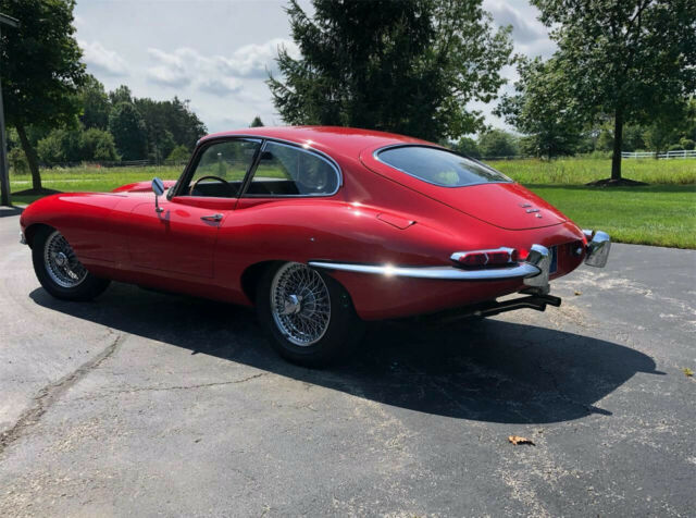 Jaguar E-Type 1967 image number 2