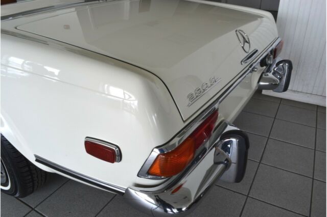 Mercedes-Benz SL-Class 1971 image number 14