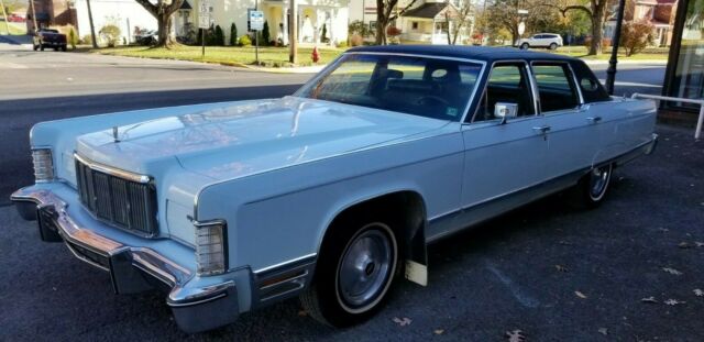 Lincoln Town Car 1975 image number 0