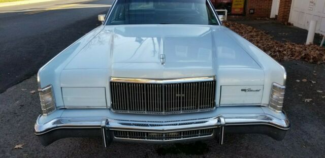 Lincoln Town Car 1975 image number 1