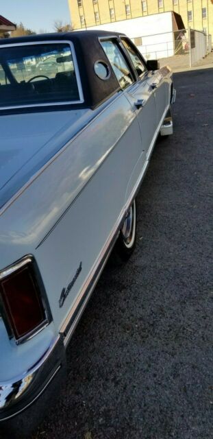 Lincoln Town Car 1975 image number 17