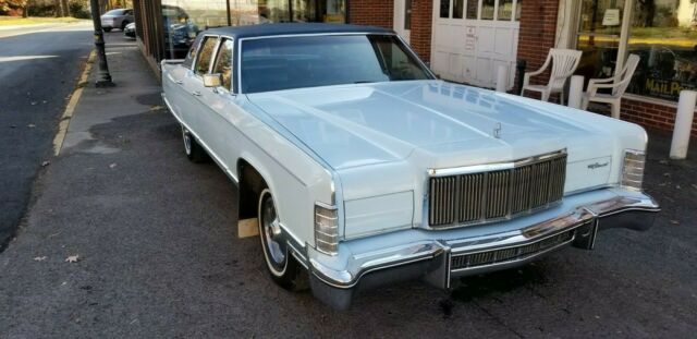 Lincoln Town Car 1975 image number 18