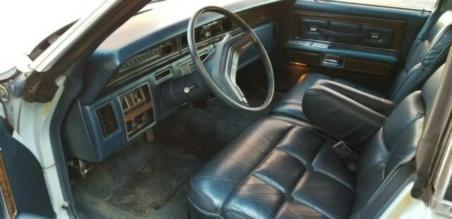 Lincoln Town Car 1975 image number 19