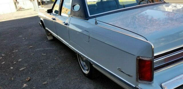 Lincoln Town Car 1975 image number 3