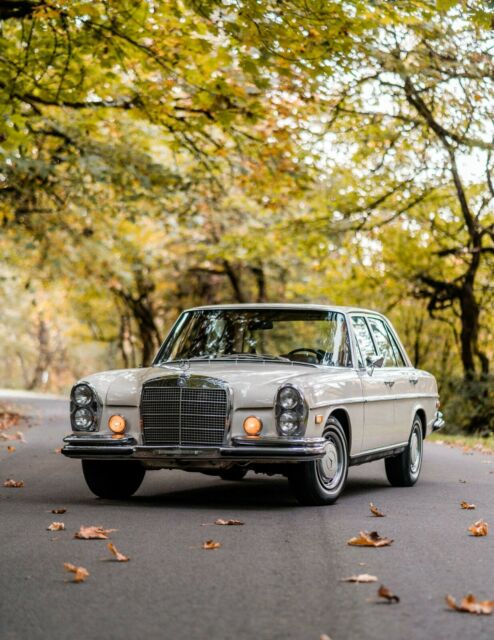 Mercedes-Benz 200-Series 1972 image number 0