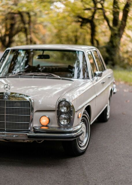 Mercedes-Benz 200-Series 1972 image number 14