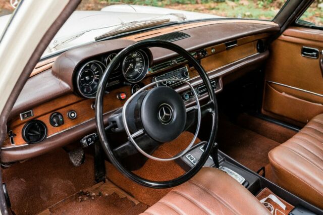 Mercedes-Benz 200-Series 1972 image number 20