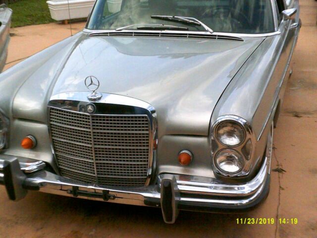 Mercedes-Benz 200-Series 1966 image number 20