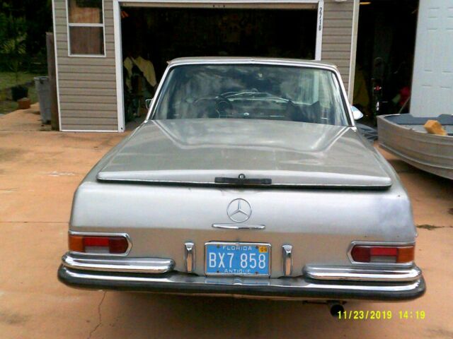 Mercedes-Benz 200-Series 1966 image number 21