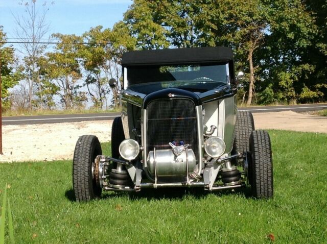 Ford Roadster 1932 image number 2