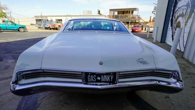 Buick Riviera 1967 image number 8